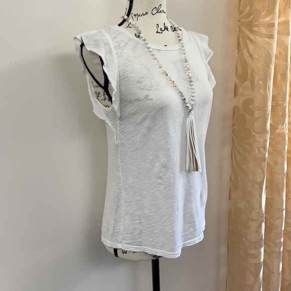 đź’•White Cotton Top with Ruffles Around Sleevesđź’• - Picture 2 of 10